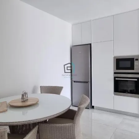 Apartman Bright And Newly Furnished 2-bedroom *